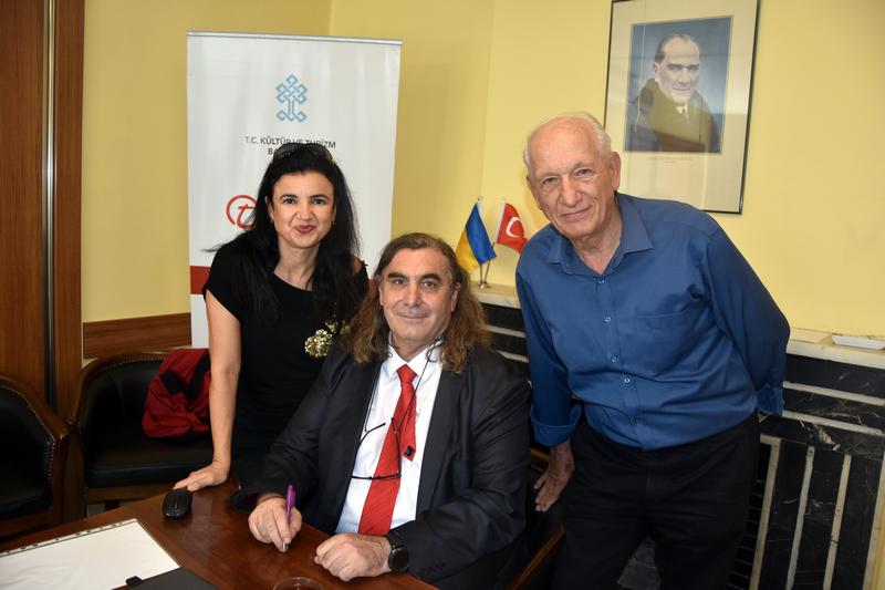 http://www.turklider.org/TR/Portals/57ad7180-c5e7-49f5-b282-c6475cdb7ee7/UserFiles/MR%20CAN%20AKIN/can_akin_gesam_kitap%20(2).JPG