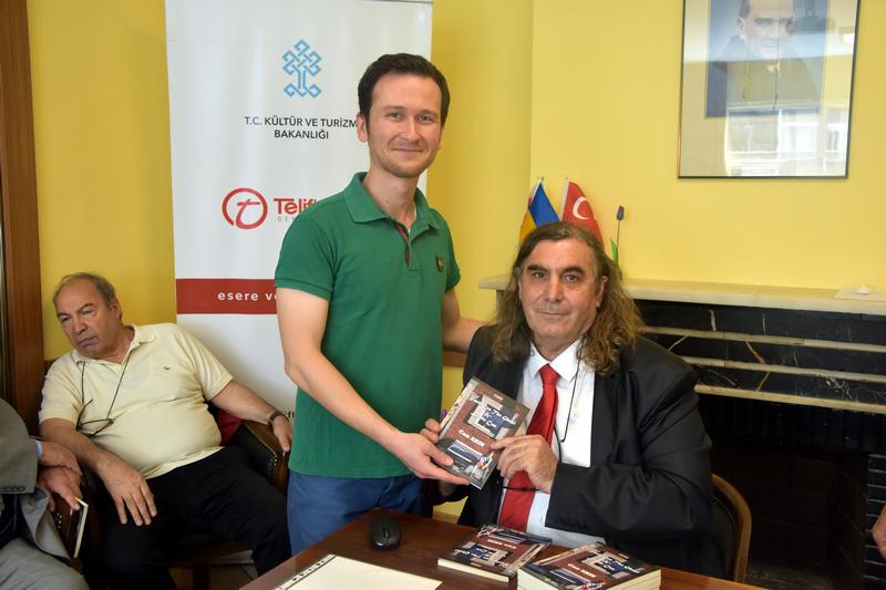http://www.turklider.org/TR/Portals/57ad7180-c5e7-49f5-b282-c6475cdb7ee7/UserFiles/MR%20CAN%20AKIN/can_akin_gesam_kitap%20(44).JPG