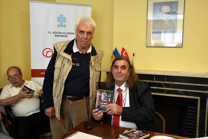 http://www.turklider.org/TR/Portals/57ad7180-c5e7-49f5-b282-c6475cdb7ee7/UserFiles/MR%20CAN%20AKIN/can_akin_gesam_kitap%20(45).JPG
